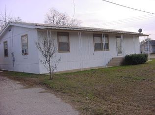 904 11th St, Floresville, TX 78114