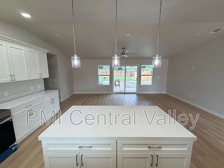 1710 Waverly Dr — Photo 11