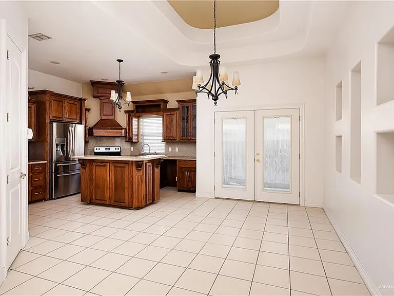 402 Hackberry Ave — Photo 4