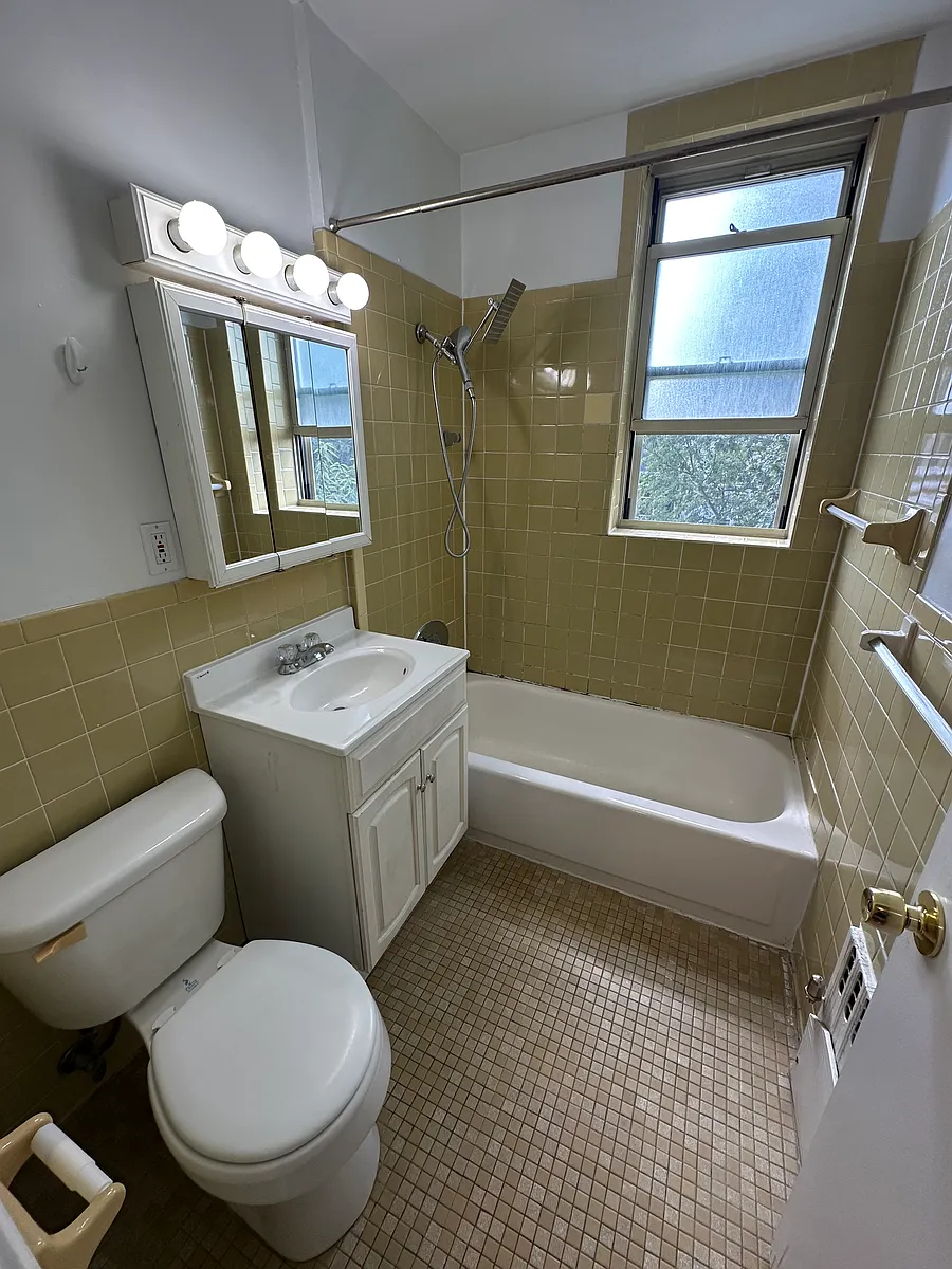 Building Photo - 20 Colborne Rd #12A