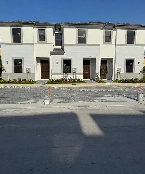 142 NW 10th Pl #A — Photo 1