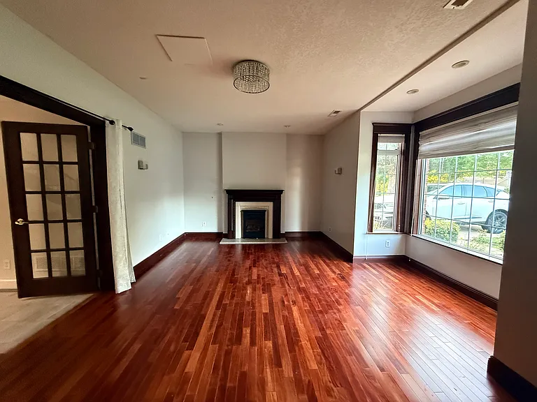 526 Buckley Rd — Photo 8