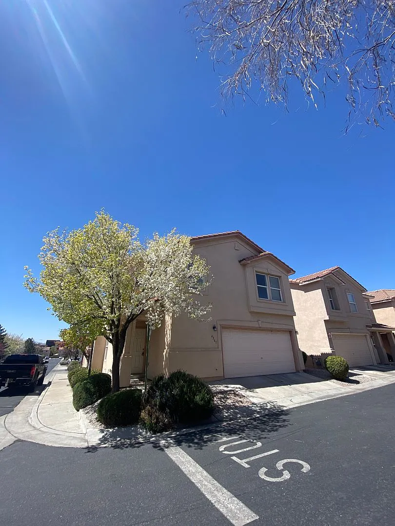 3 bedroom 2.5 bath in gated community — Photo 2