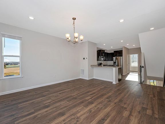 5th image of 568 Banquet Ln