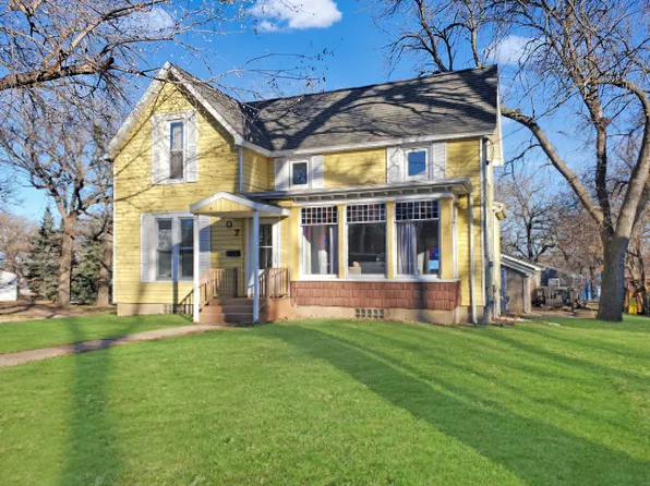 907 Fargo Ave, Spirit Lake, IA 51360