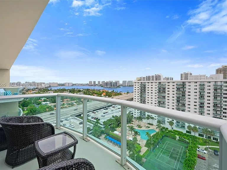 19370 Collins Ave #Penthouse 14 — Photo 2