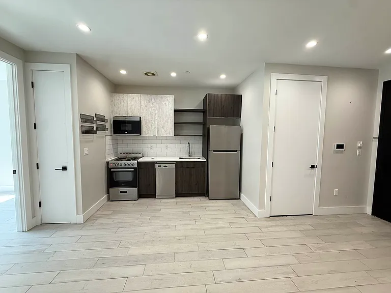 1544 Brooklyn Ave #1R — Photo 5