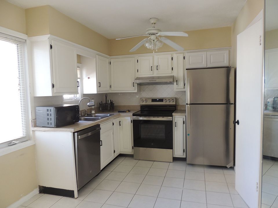 Kitchen: New Stove, Refridgerator,Dishwasher
