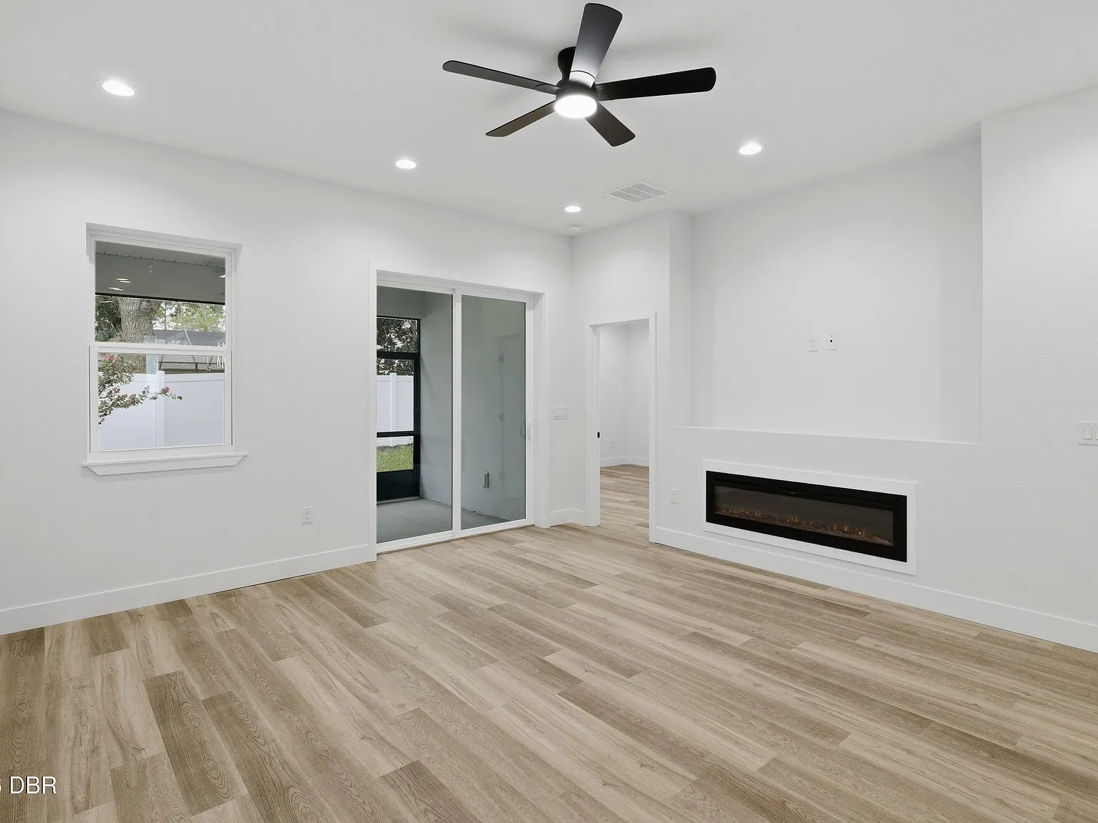 3 bed, 2.0 bath, 1410 sqft, $2,175 — Photo 2