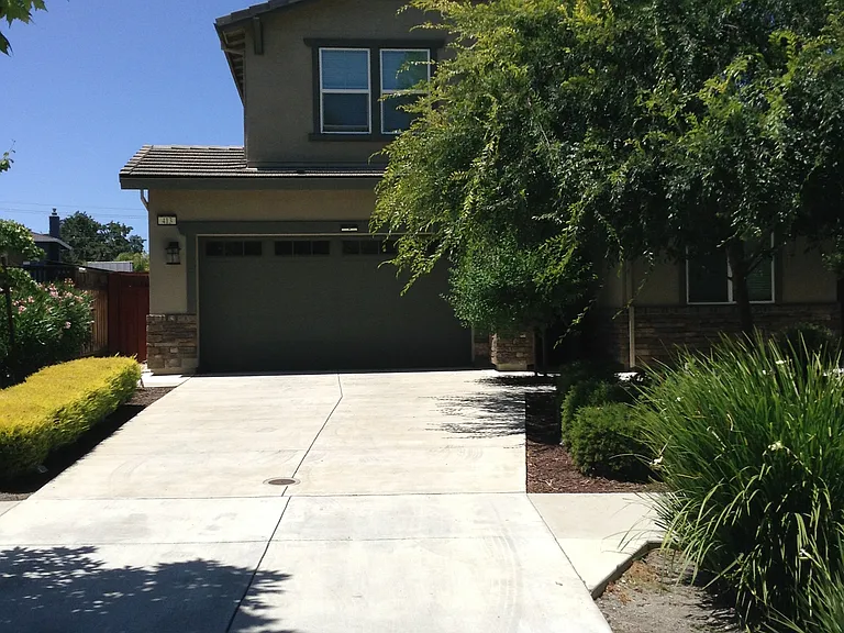 413 Wayland Loop — Photo 1
