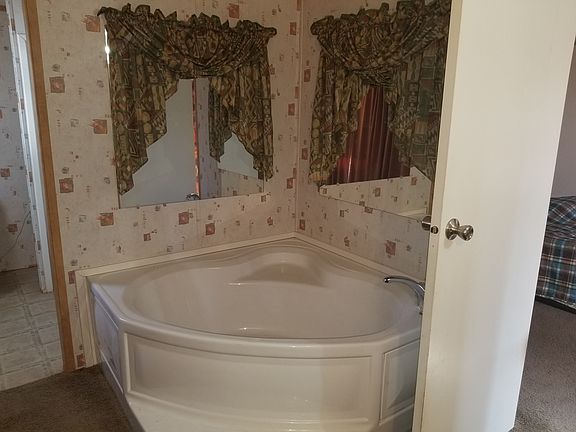 Big tub in the master bath 