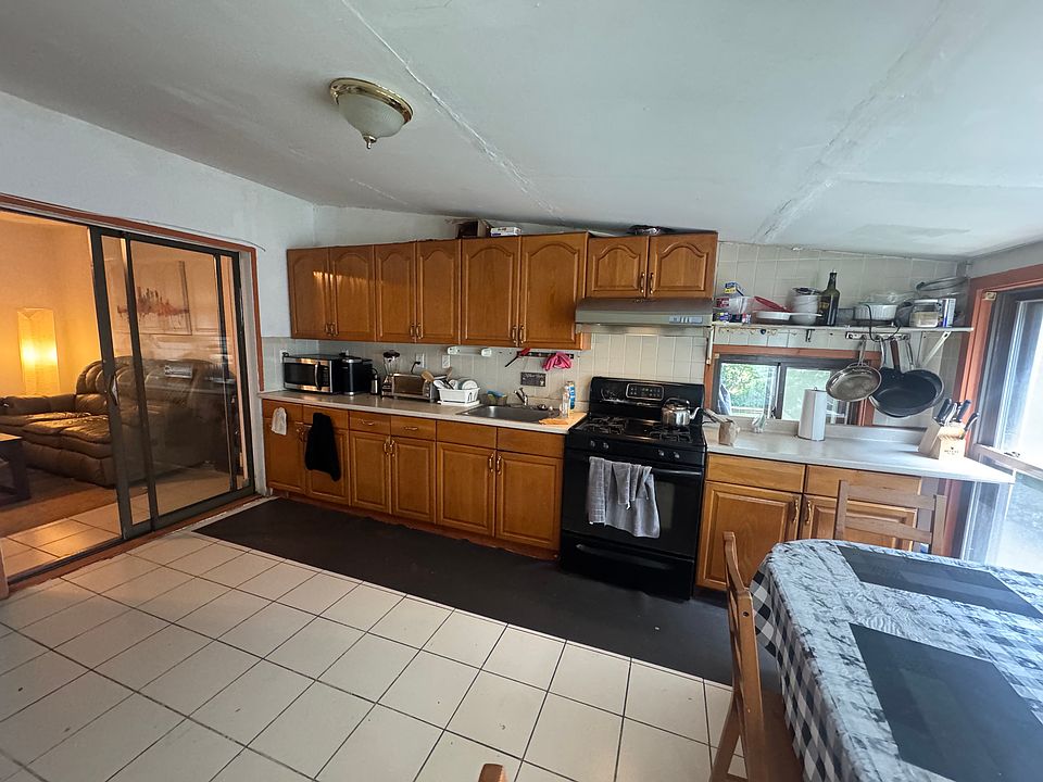2nd image of 173 Athens St