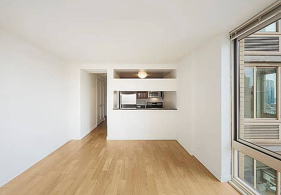 3rd image of 260 W 54th St APT 20B
