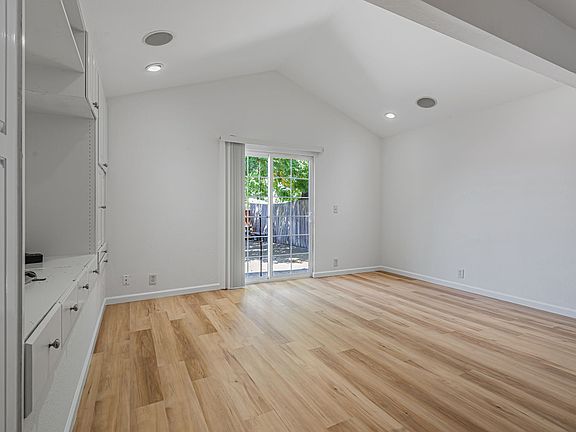 3rd image of 1246 Hollyburne Ave #1
