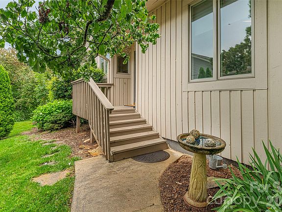 3rd image of 121 Deerlake Dr