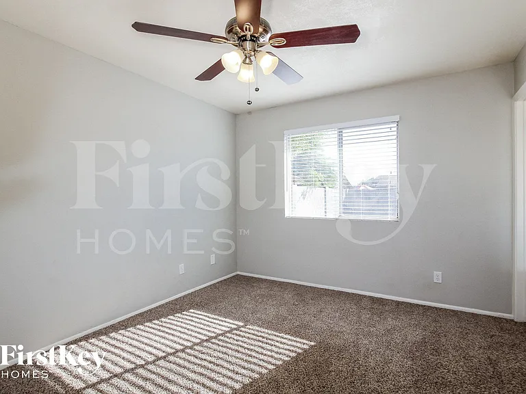 2041 W Windrose Dr — Photo 8