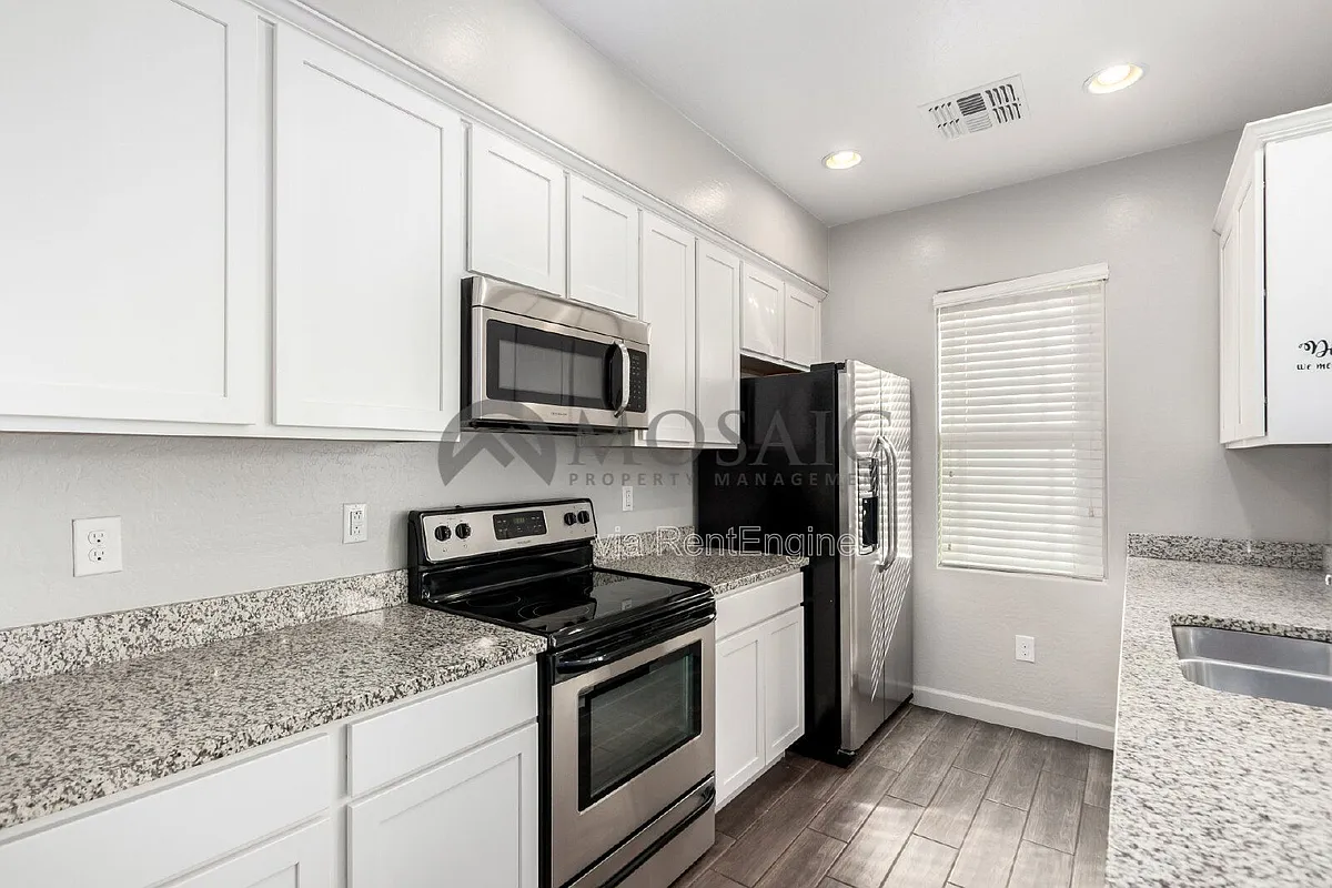 Building Photo - 240 W Juniper Ave #1058