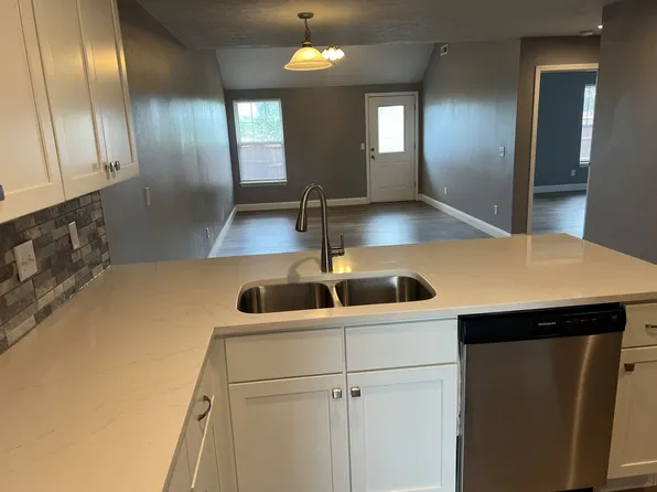 1326 W Sackett St, Springfield, MO 65807