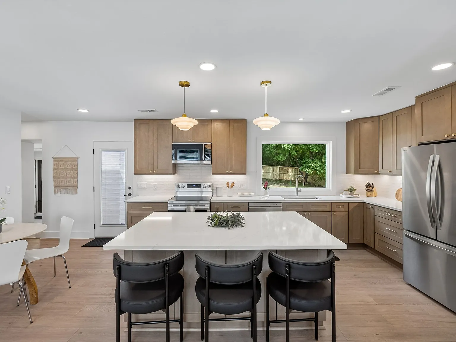 108 Dabney Dr — Photo 2