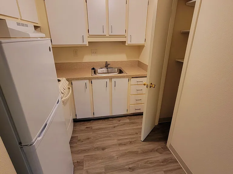 Knoll West Apartments — Photo 27