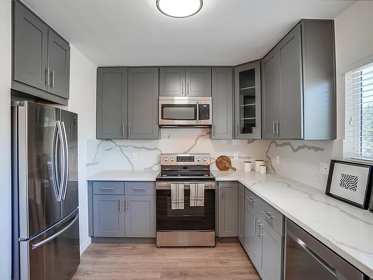 2330 S Corning St — Photo 27