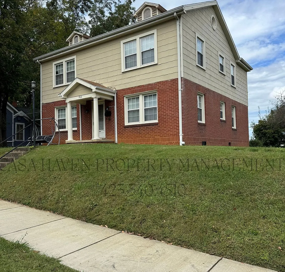 Charming 2 Bed 1 Bath in the Tree Streets! — Photo 2