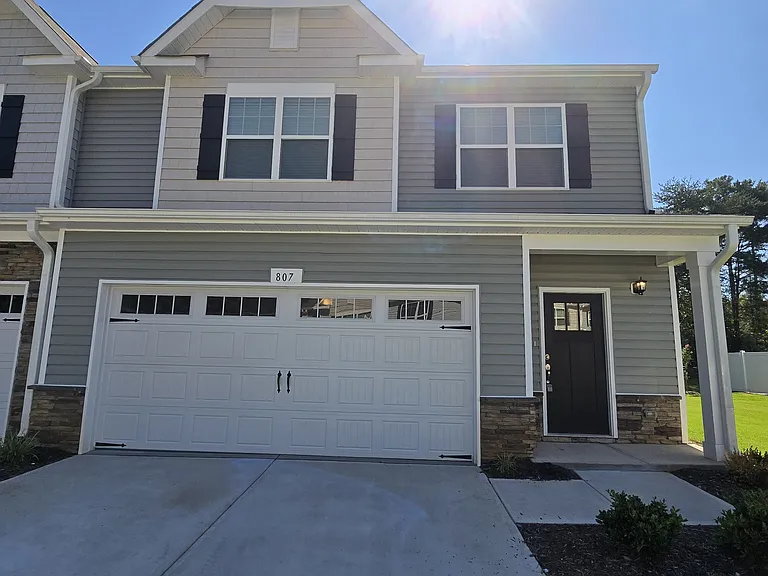 807 Pryor St — Photo 1