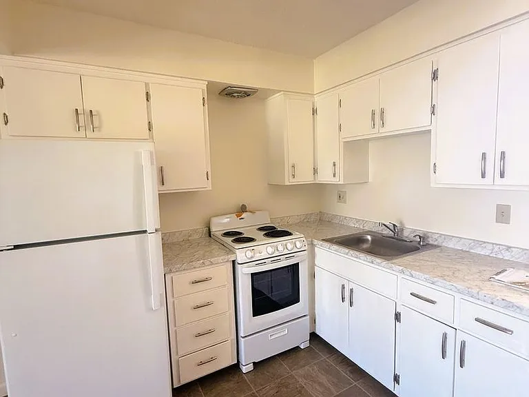1746 Kidder Ave — Photo 2