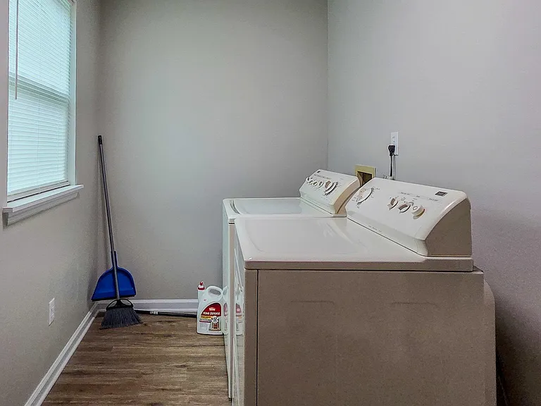 707 Dent St — Photo 12