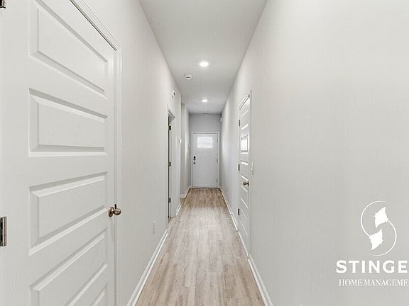 3rd image of 548 Hideaway St