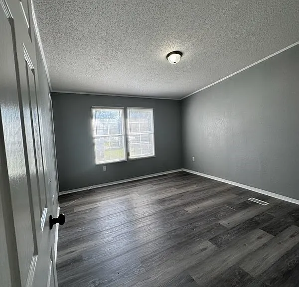 150 Oak St — Photo 3