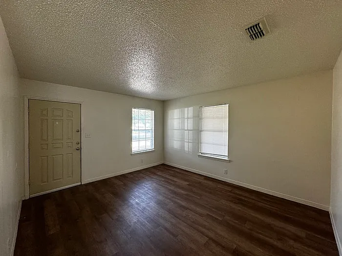 3 bed, 1.0 bath, $1,595 — Photo 2