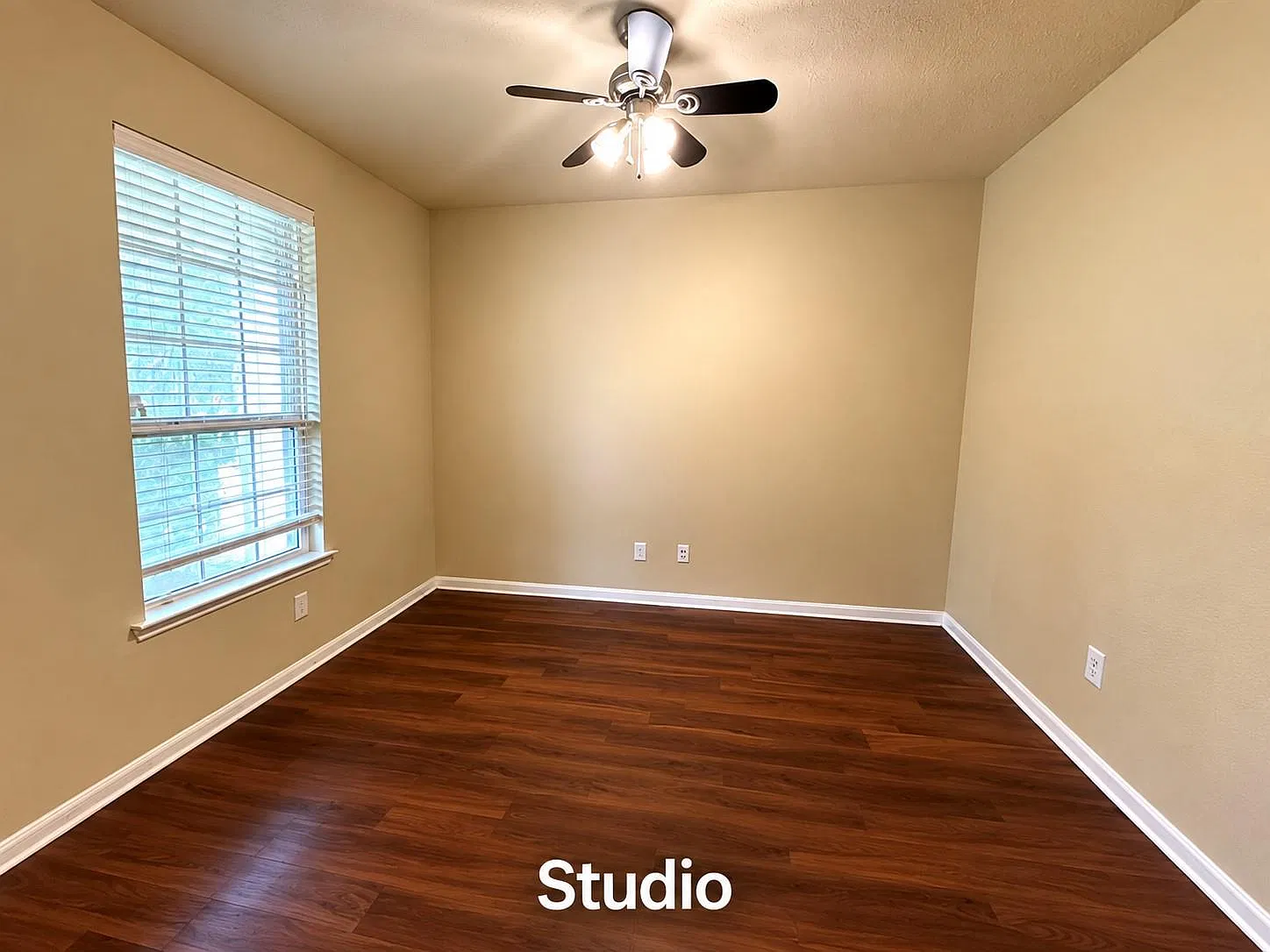4 bed, 2.5 bath, 2432 sqft, $2,400 — Photo 2