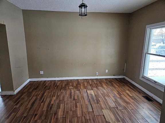 4th image of 815 N Main St