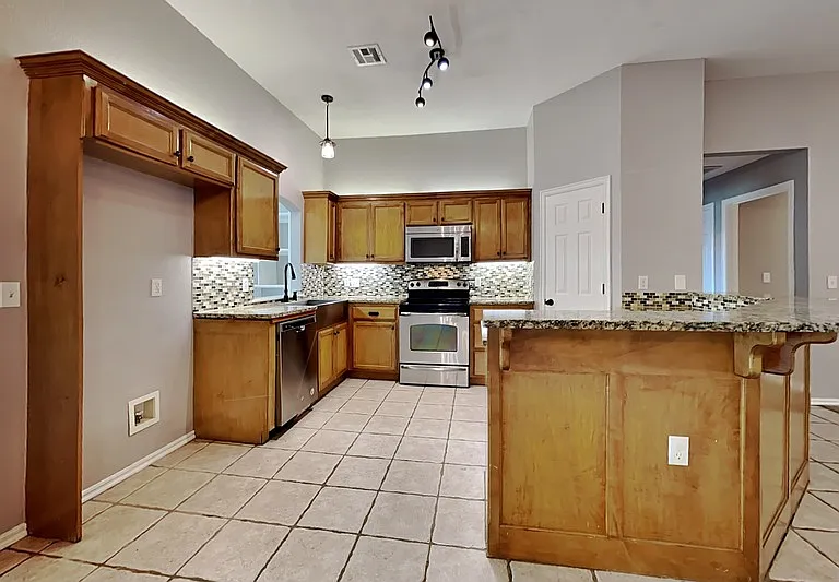 1717 SW 32nd St — Photo 5