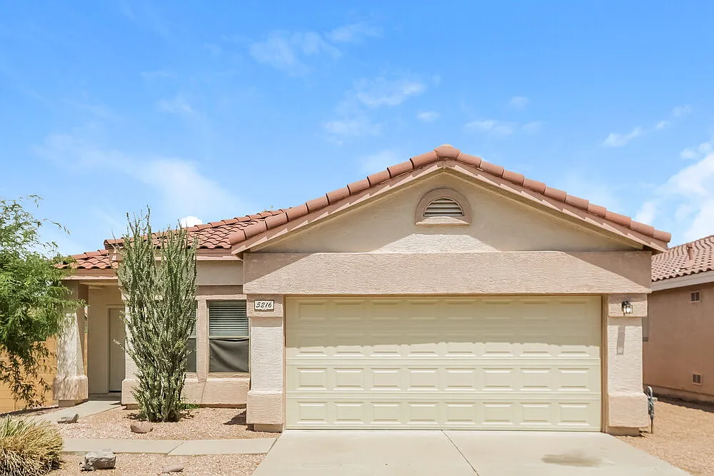3 bed, 2.0 bath, 1392 sqft, $2,405 — Photo 1