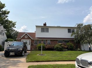 8 Rosewood Ln, Wantagh, NY 11793