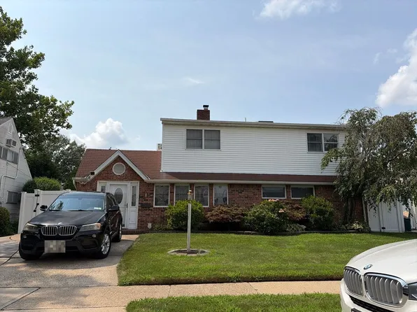 8 Rosewood Ln, Wantagh, NY 11793