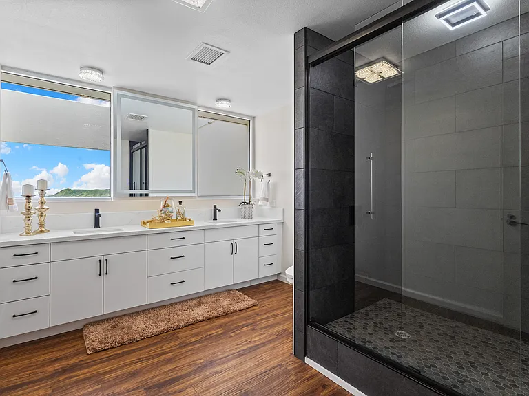 555 University Ave — Photo 22