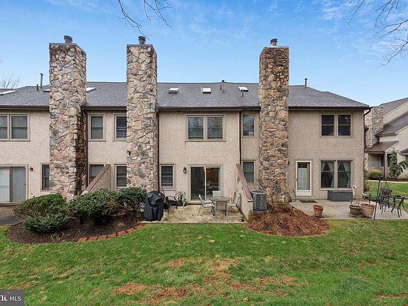 3rd image of 56 Woodstream Dr