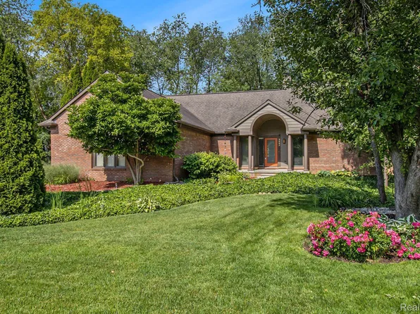 5665 Sheffield Dr, Clarkston, MI 48346