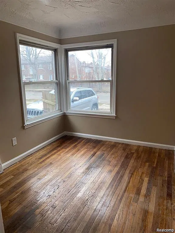 3 bed, 1.0 bath, 1100 sqft, $1,100 — Photo 4