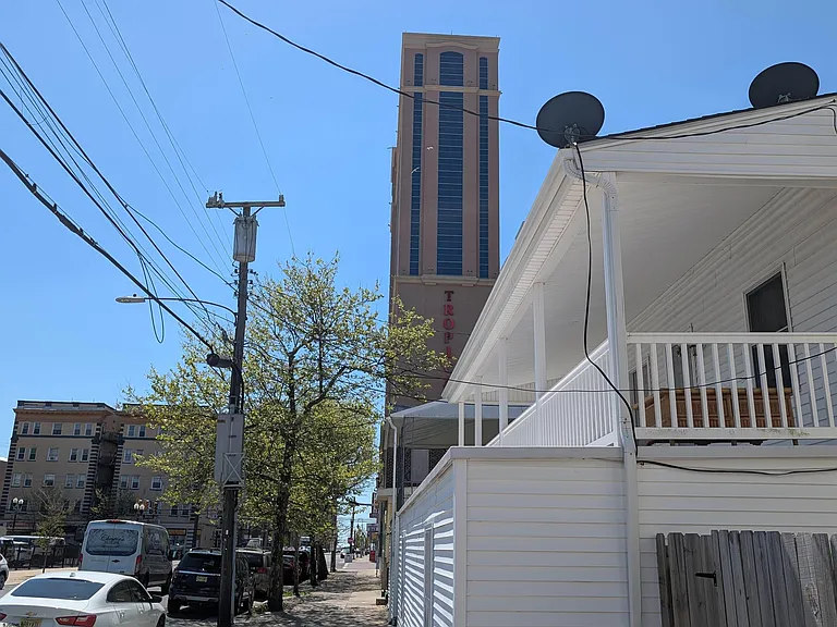 12 N Iowa Ave — Photo 17