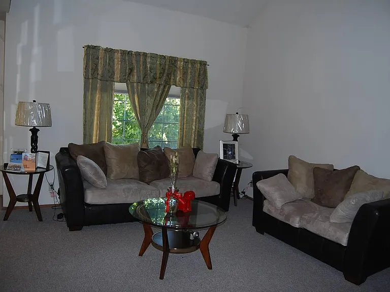 589 Rose Ave — Photo 6
