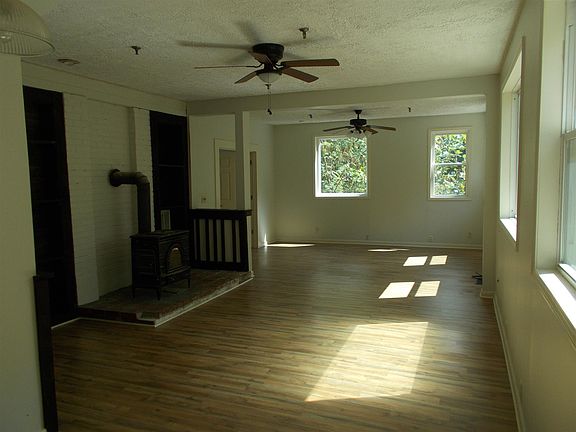2nd image of 1128 Walnut Dr