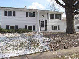 2329 N Birchwood Ave, Davenport, IA 52804