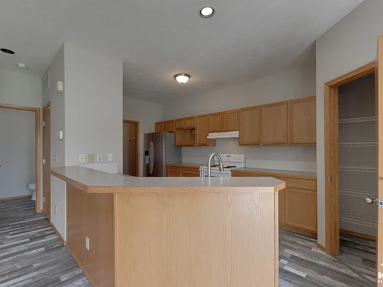 519 N Bristol Ct — Photo 4