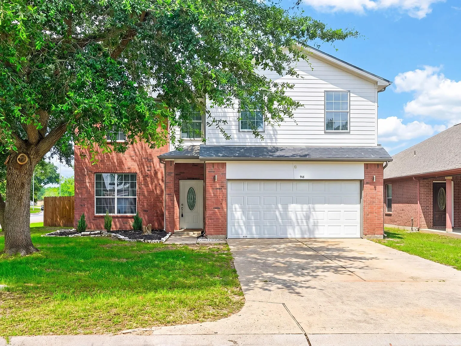 3 bed, 2.5 bath, 2106 sqft, $2,800 — Photo 2