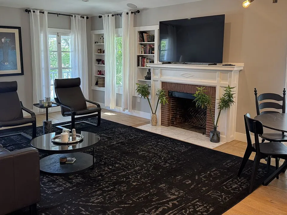 1113 S Doheny Dr