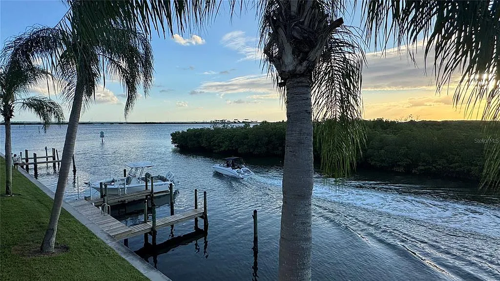 2 bed, 1.5 bath, 1100 sqft, $2,500 — Photo 2